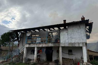 Selendi’de 2 katlı ev yangında kül oldu