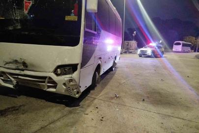 Serik’te midibüs ile çarpışan motosikletli yaralandı