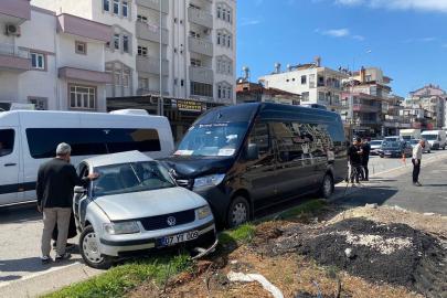 Serik’te tur minibüsü ile otomobil çarpıştı: 2 yaralı