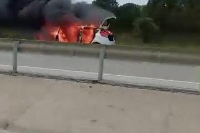 Seyir halindeki otomobil alev aldı