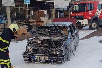 Seyir halindeki otomobil alev alev yandı