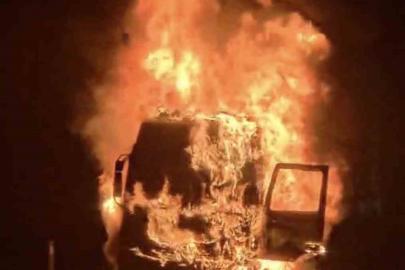 Seyir halindeki tır alev alev yandı