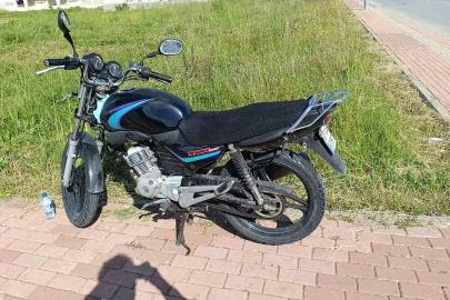 Seyir halindeyken devrilen motosikletin sürücüsü yaralandı