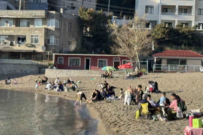 Sıcak havanın tadını sahilde değerlendirdiler