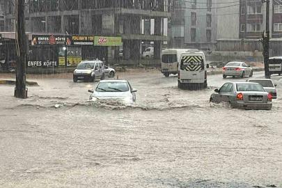 Şiddetli yağış sele neden oldu, göle dönen yollarda araçlar mahsur kaldı