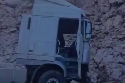 Siirt-Batman kara yolunda yoldan çıkan tır kaza yaptı: 1 yaralı