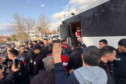 Siirt’te annesinin cenaze törenine katılan Fadıl Akgündüz ile ekipler arasında tartışma