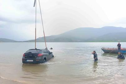 Siirt’te otomobil baraj gölüne düştü