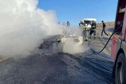 Siirt’te seyir halindeki otomobil alev aldı: 4 kişilik aile son anda kurtuldu