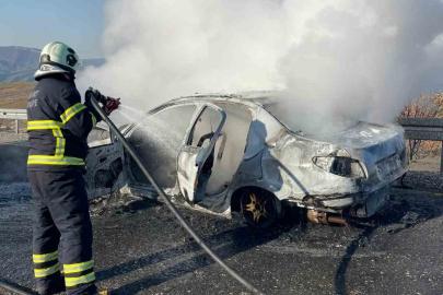 Siirt’te seyir halindeki otomobil alev topuna döndü