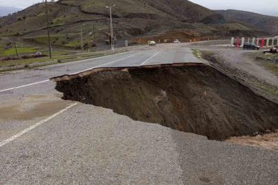 Siirt’te şiddetli yağışların ardından yol çöktü, heyelan meydana geldi