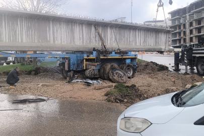 Siirt’te tıra yüklü 50 metrelik köprü kirişi kavşakta takılı kaldı: Yol saatlerdir ulaşıma kapalı