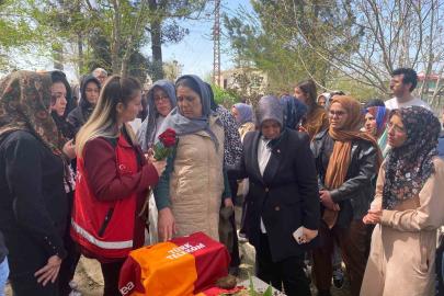 Silahlı saldırıda hayatını kaybeden Adnan’ın mezar taşına çok sevdiği Galatasaray’ın forması bırakıldı