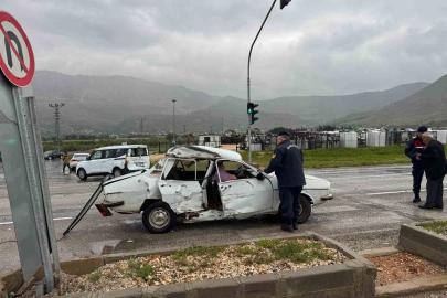Silifke’de iki aracın karıştığı kazada 3 kişi yaralandı