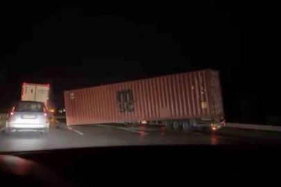 Şimşekler geceyi aydınlatırken, fırtına zor anlar yaşattı