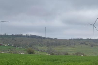 Sınır hattında rüzgar türbini parçalandı: Şiddetli rüzgar köyde paniğe yol açtı