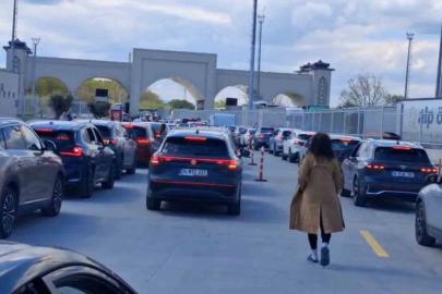 Sınır kapısında 23 Nisan yoğunluğu: Saatlerdir karşıya geçmeyi bekliyorlar