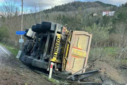 Sinop’ta kamyon devrildi: Sürücü yaralandı