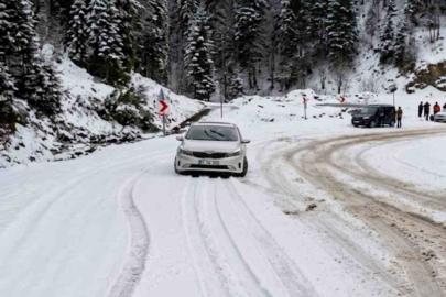 Sinop’ta kar yağışı etkili oldu, sürücüler zor anlar yaşadı