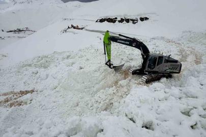 Şırnak’ta çığ düşen yolu açmak için ekipler seferber oluyor