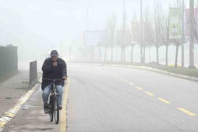 Sis şehri etkisi altına aldı, görüş mesafesi 10 metreye kadar düştü