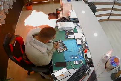 Şişen telefon bataryası bomba gibi patladı