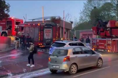 Şişli’de plaza otoparkındaki elektrikli otomobil alevlere teslim oldu