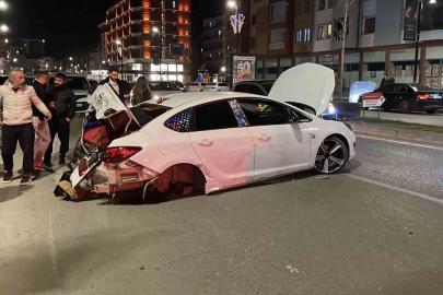 Sivas’ta üç kişinin yaralandığı kazada araç hurdaya döndü: O anlar kamerada