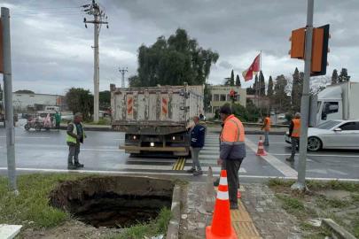 Söke’de Bağarası Kavşağında obruk paniğe paniğe yol açtı
