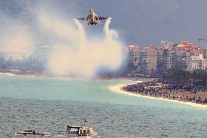 SOLOTÜRK Antalya’da nefes kesti: 23 Nisan kutlamalarında gökyüzü bayraklarla buluştu
