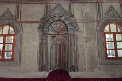 Sosyal medyada gündeme gelmişti, tarihi mihrabına çakılan floresan lamba söküldü