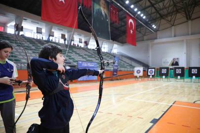 Spor festivalinde öğrenciler okçular yarıştı