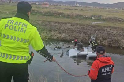 Su dolu kanala gömülmüş araç ekipleri alarma geçirdi