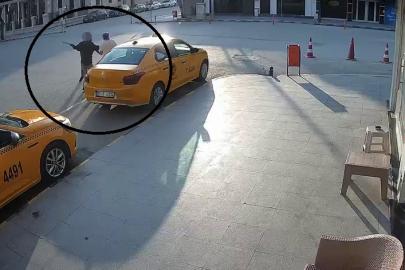 Suç makinesi önüne geleni satırla yaraladı, o anlar kameraya yansıdı