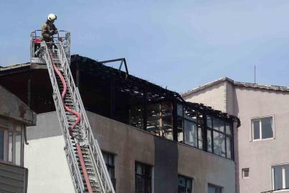 Sultanbeyli’de alevler binaları sardı: İki evin çatısı küle döndü