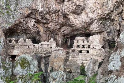 Sümela’yı andıran Alicin Manastırı doğal yapısıyla dikkat çekiyor