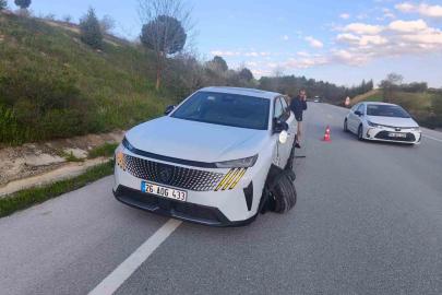 Sürücü karşı şeritten gelen otomobile çarptı: 1 yaralı