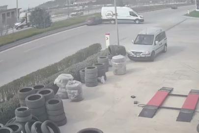 Sürücüsüz minibüs yola çıktı, seyir halindeki araçların arasına daldı