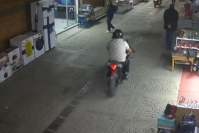 Tarihi çarşıda motosiklet kazası: Yayaya çarpıp kaçtı