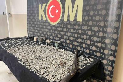 Tarihi eser kaçakçılarına operasyon; binlerce sikke ve onlarca eser ele geçirildi