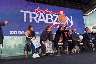 ‘Taşacak Bu Deniz’ oyuncuları Trabzon Günleri’nde hayranlarıyla buluştu