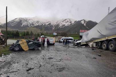 Tatvan’da tırla otomobil çarpıştı: 2 ölü, 1 yaralı