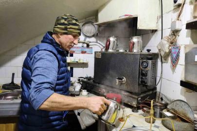 Tek koluyla hayata dört elle sarıldı