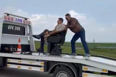 Tekirdağ’da görenler şaşırdı : Müşterisini çekici üzerinde traş etti