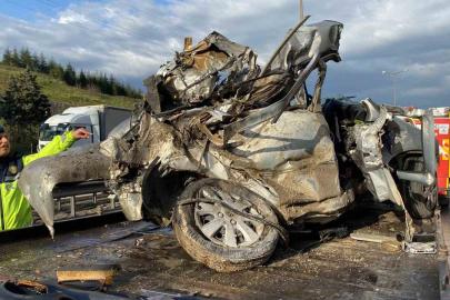 TEM’de otomobil devrilen tır dorsesinin altında kaldı: Karı-koca hayatını kaybetti