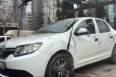 Teröristlerin kiraladığı otomobil incelemelerin ardından olay yerinden kaldırıldı