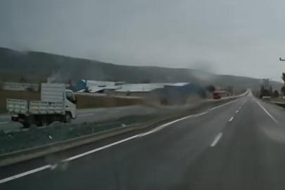 Ters yöne giren kamyonetin tehlikeli yolculuğu kameraya yansıdı