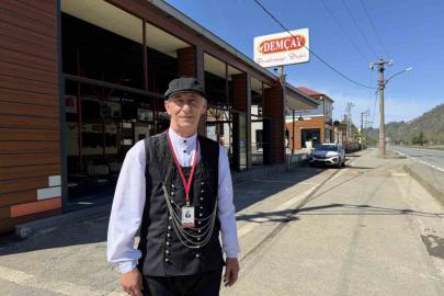 Tesise gelen tur otobüsleri ve minibüsleri adeta uçak yönlendirme görevlisi gibi karşılıyor