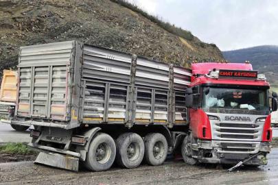 Tır makasladı: Sürücü yaralandı