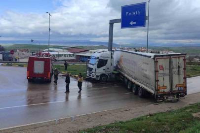 Tır  refüje çarptı: 1 yaralı